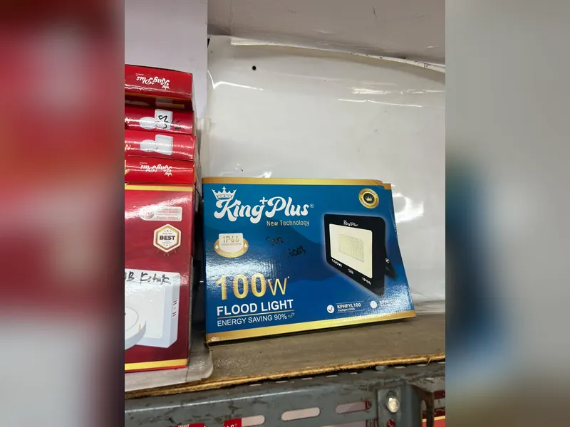 Dus lampu sorot flood light King Plus 100 watt IP66 di rak