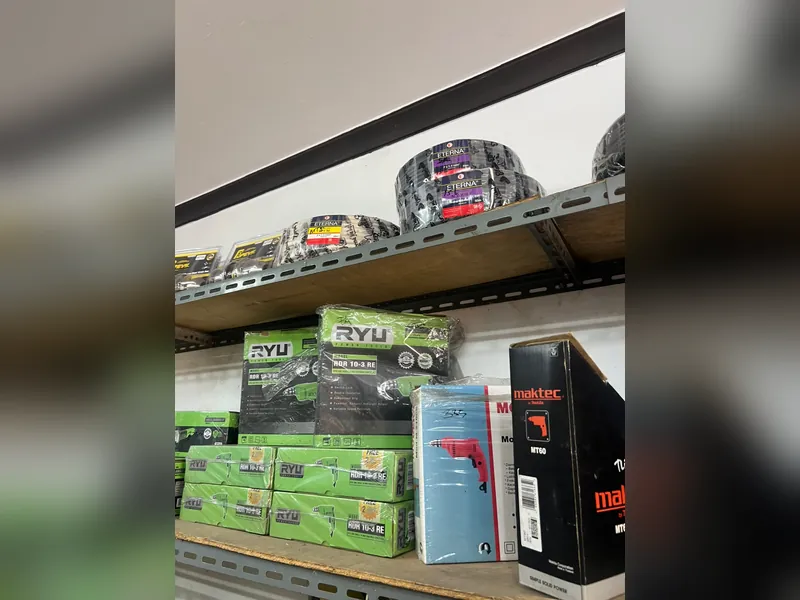 Dus mesin bor RYU dan Maktec serta kabel Eterna di rak toko