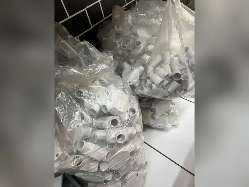 Kantong berisi sambungan pipa PVC, tee, dan tutup inbow