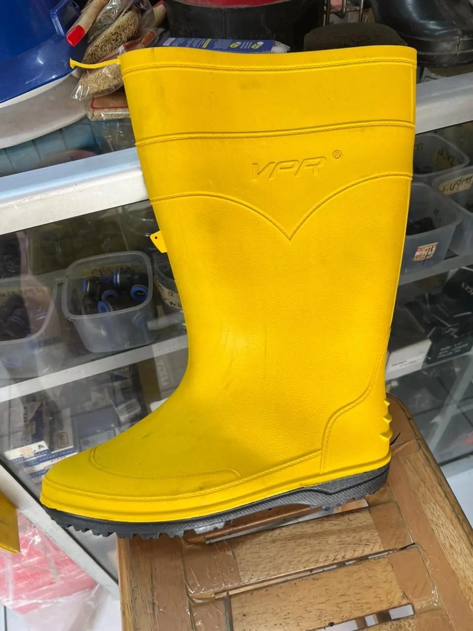 Sepatu boot safety karet warna kuning dengan sol anti slip