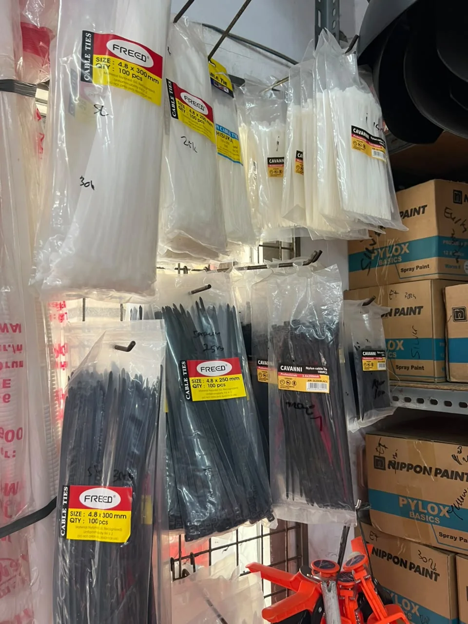 Kabel ties nylon warna putih dan hitam berbagai ukuran dalam kemasan
