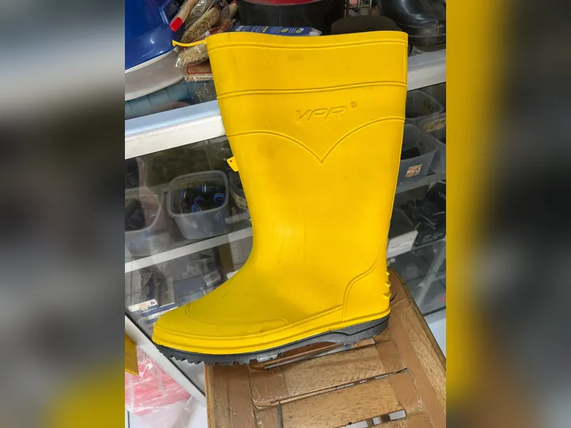 Sepatu boot safety karet warna kuning merek VPR