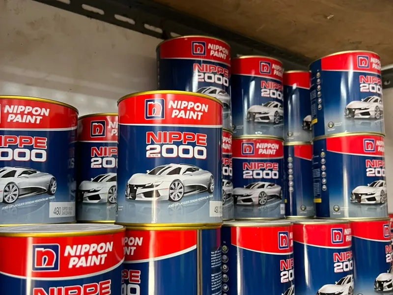 Kaleng cat Nippe 2000 dari Nippon Paint tersusun di rak