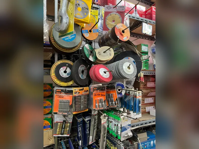 Batu gerinda potong, mata bor Bosch, dan screwdriver bits di rak toko