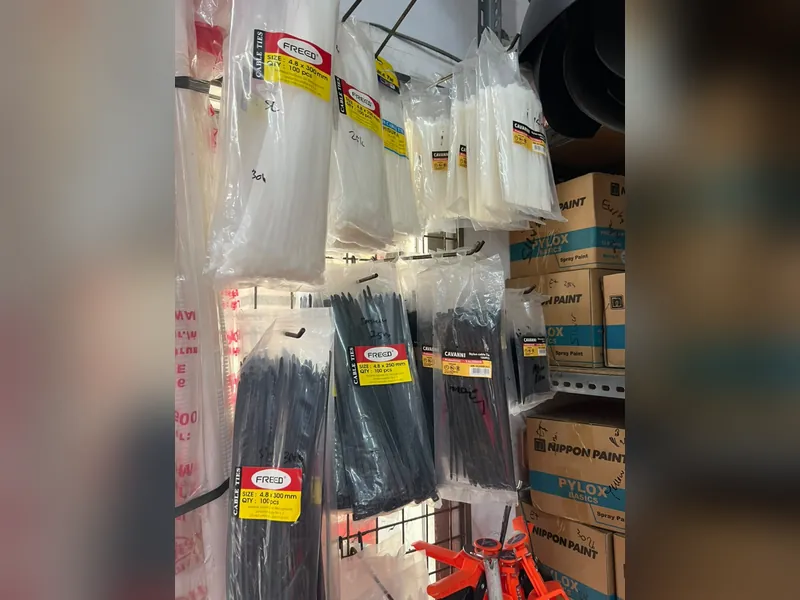 Kabel ties nylon warna putih dan hitam berbagai ukuran dalam kemasan