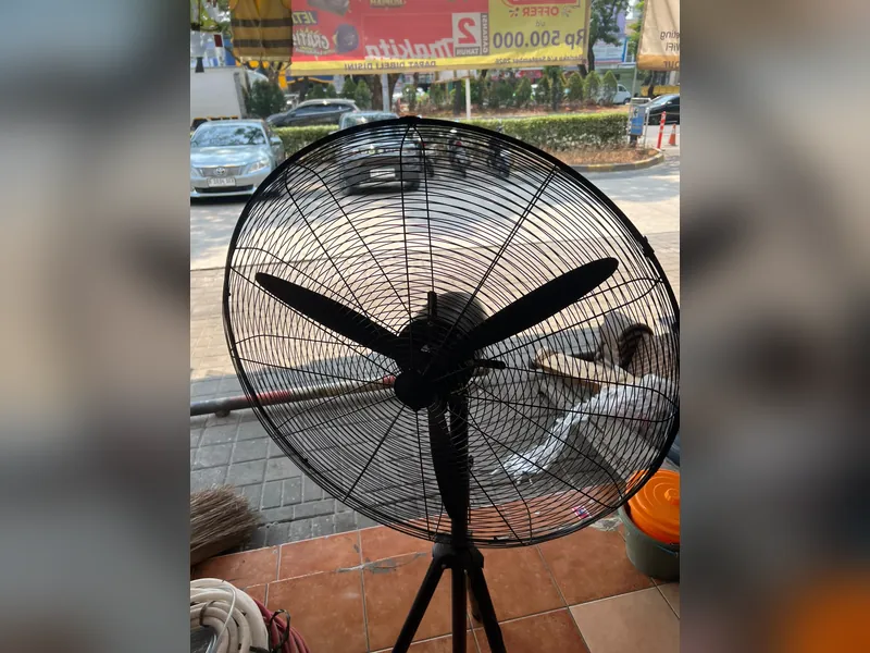 Tampak depan kipas industrial dengan jeruji kawat rapat