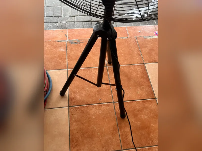 Kaki tripod kipas industrial dari pipa besi dengan penguat silang