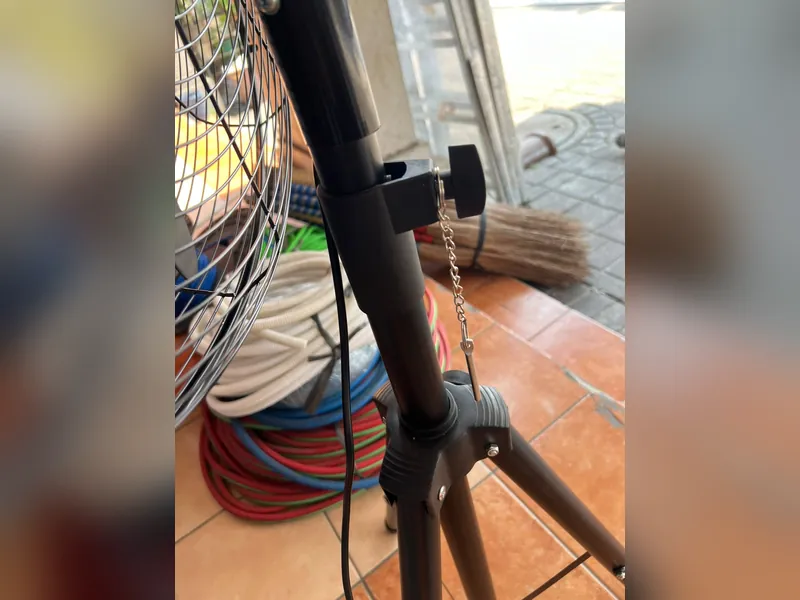Knop pengunci dan rantai pengaman pada tiang kipas industrial