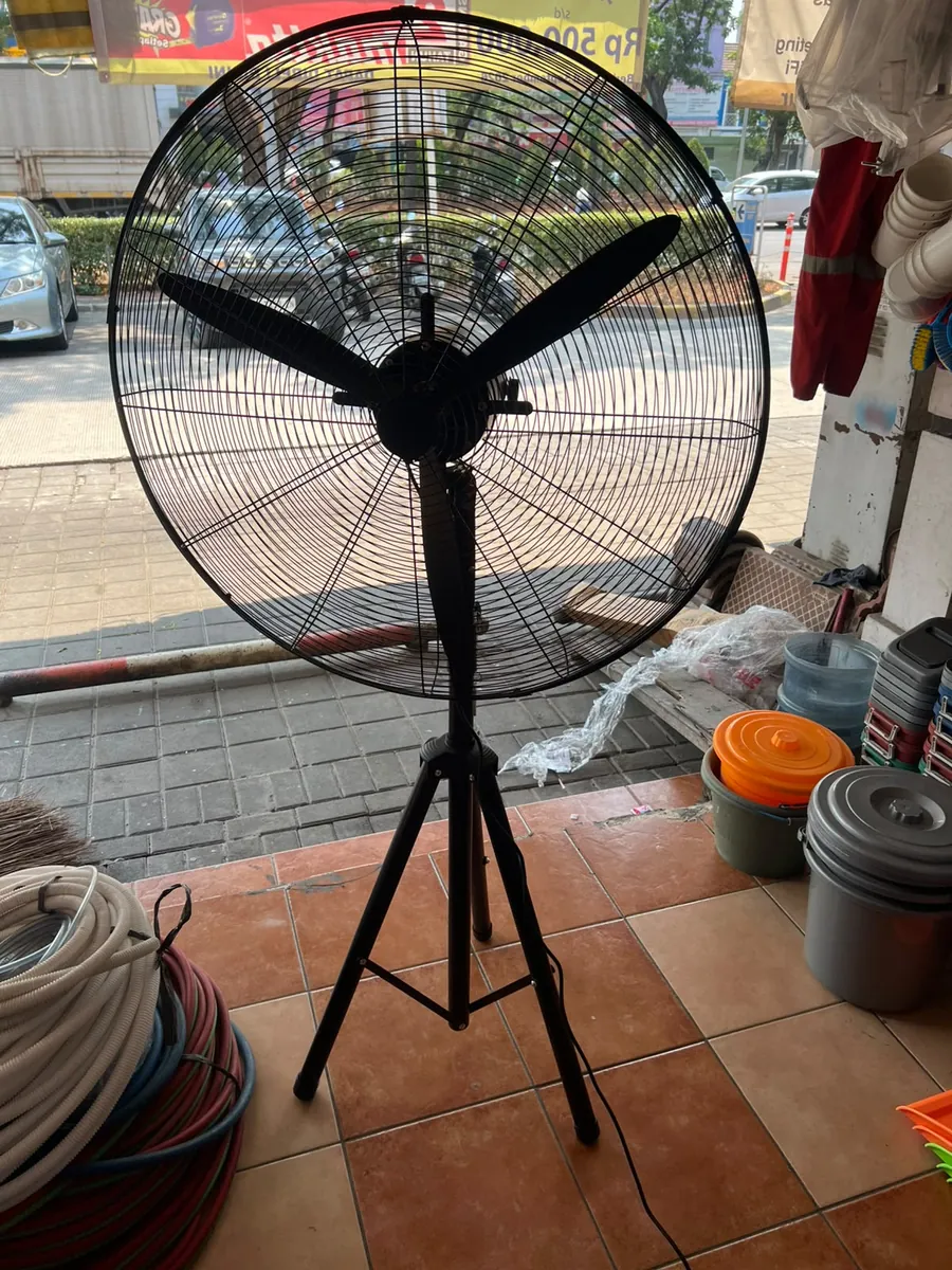 Kipas angin industrial berdiri dengan tiga kaki tripod dan tiga baling-baling besar