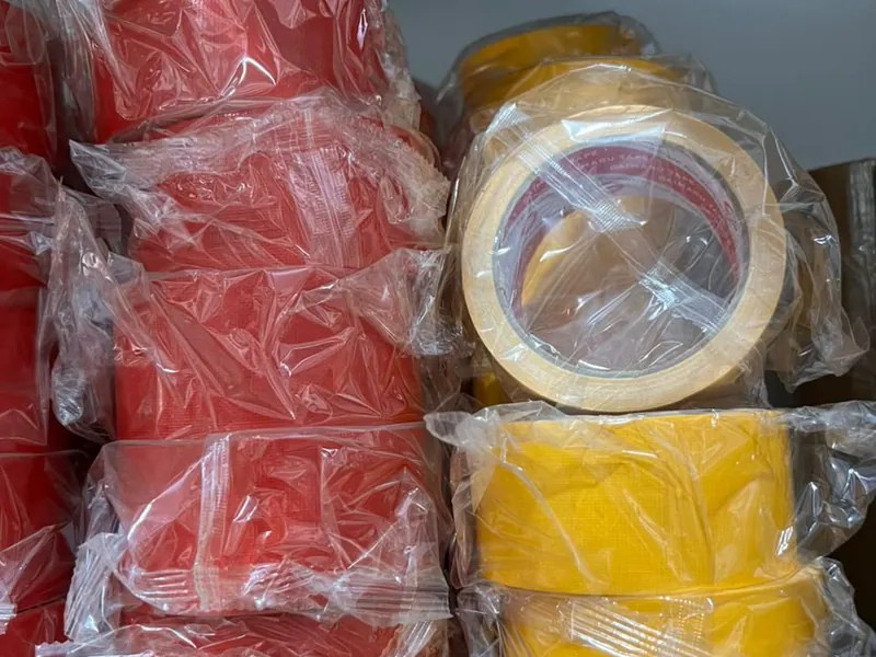 Tumpukan lakban kain warna merah dan kuning dalam kemasan