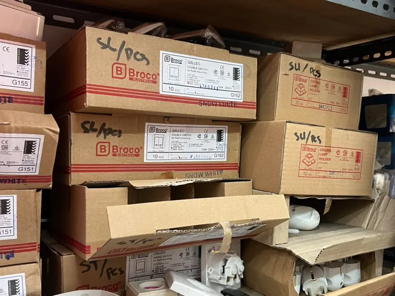 Saklar, stop kontak, dan fitting lampu Broco dan Uticon di rak toko
