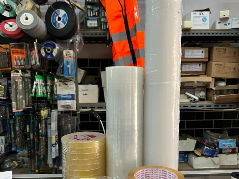 Aneka lakban, masking tape, dan plastik wrapping di meja toko