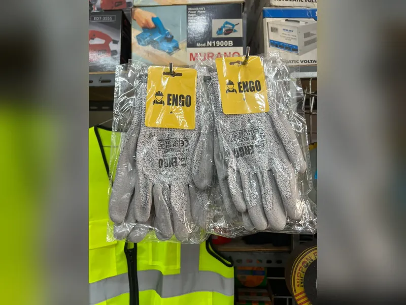 Sarung tangan safety ENGO cut resistant berbahan rajut abu-abu