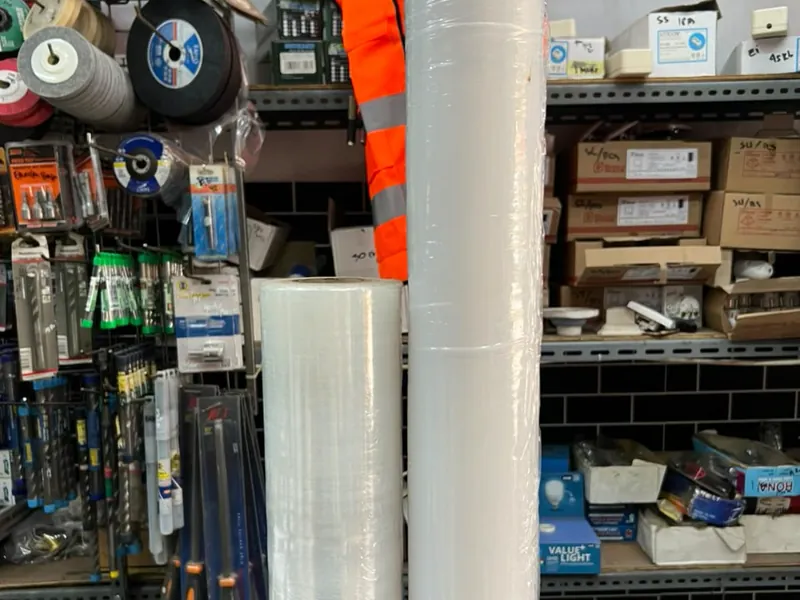 Dua roll stretch film plastik wrapping ukuran besar dan kecil