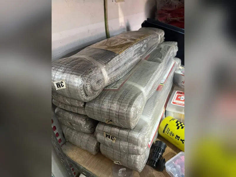 Gulungan webbing sling 3 meter terbungkus plastik tersusun di rak